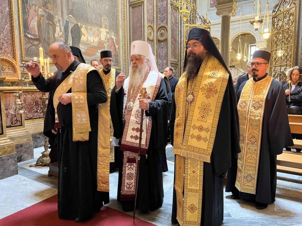 Oдржа молебен на гробот на Св. Кирил